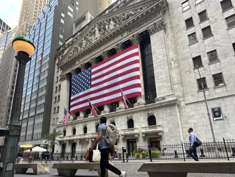 Wall Street investors are anticipating a sharp interest rate decrease when the Fed next meets. (AP PHOTO)