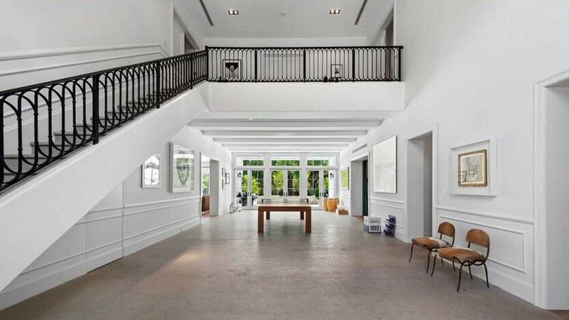 Elle Macpherson sells her Florida mansion.