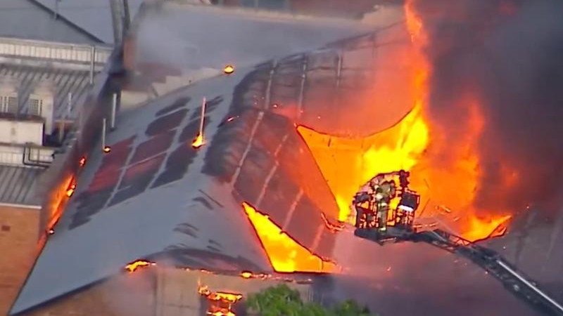 Fire crews are battling a major blaze in a building in Brisbane. (HANDOUT/NINE NEWS QUEENSLAND)