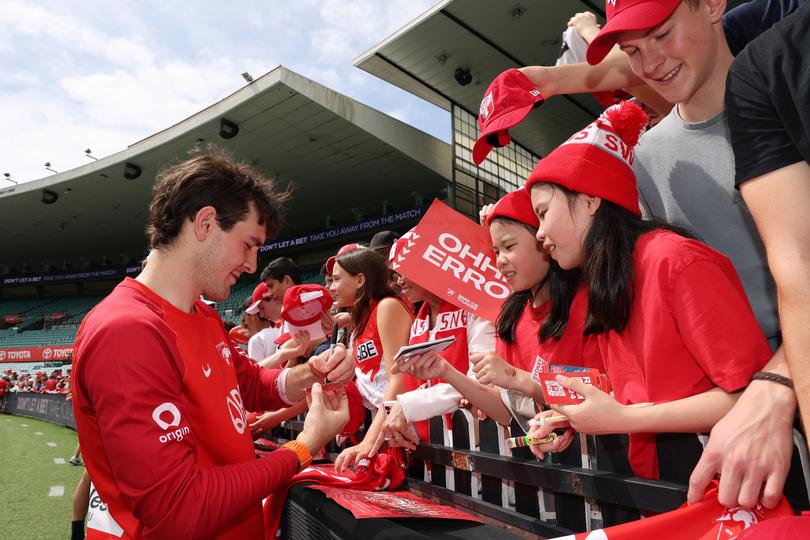 SYDNEY, AUSTRALIA - SEPTEMBER 22: Errol Gulden of the Swans signs autographs for fans during a Sydney Swans AFL training session at Sydney Cricket Ground on September 22, 2024 in Sydney, Australia. (Photo by Mark Metcalfe/Getty Images)