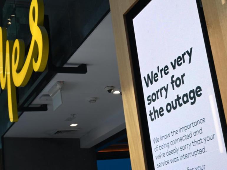 A Senate committee has criticised how Optus handled compensation after a major outage. (Dean Lewins/AAP PHOTOS)