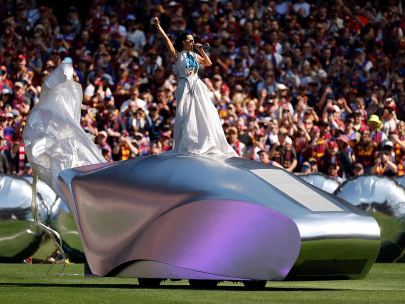 Katy Perry enters the MCG.