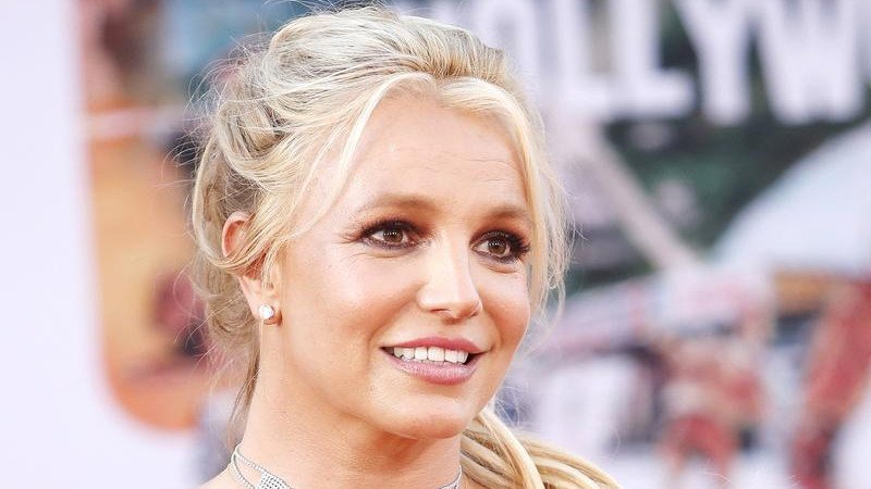 Britney Spears has recounted how her fireplace blew up in her face, burning off her brows and lashes