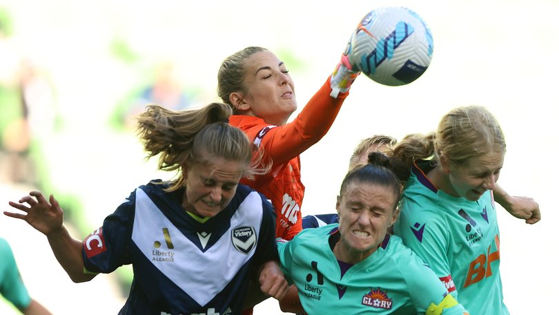 Former Melbourne Victory goalkeeper Casey Dumont has signed with Perth Glory.