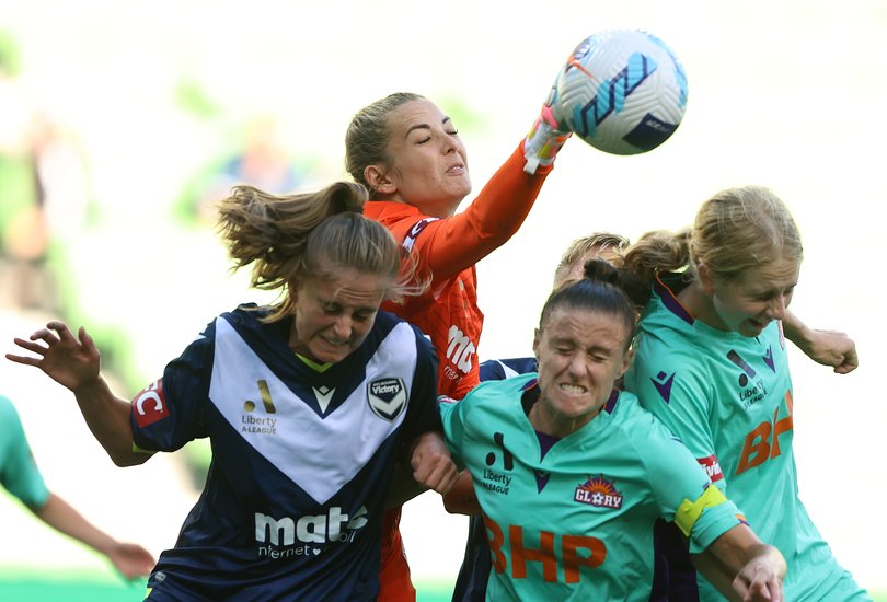 Former Melbourne Victory goalkeeper Casey Dumont has signed with Perth Glory.