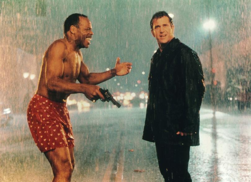 DANNY GLOVER AND MEL GIBSON IN A SCENE FROM THE FILM LETHAL WEAPON 4.