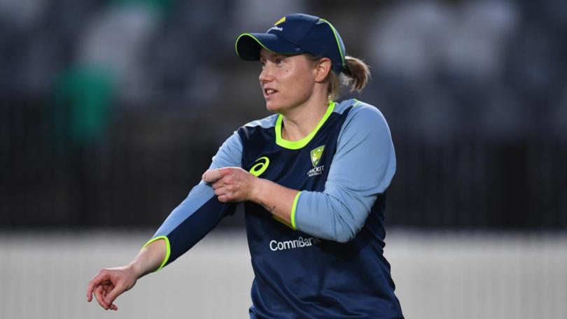 An injured Alyssa Healy is regretting not 'risking' herself for the T20 World Cup semi in the UAE. (Jono Searle/AAP PHOTOS)