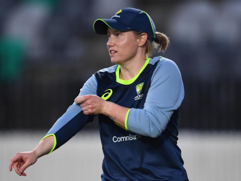 An injured Alyssa Healy is regretting not 'risking' herself for the T20 World Cup semi in the UAE. (Jono Searle/AAP PHOTOS)