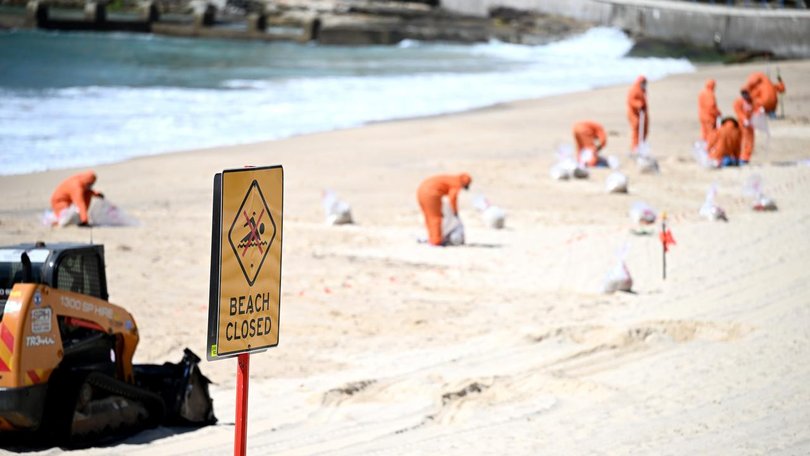 Coogee, Maroubra and Clovelly beaches remain closed as work continues to remove washed-up tar balls. (Dan Himbrechts/AAP PHOTOS)