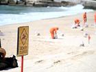 Coogee, Maroubra and Clovelly beaches remain closed as work continues to remove washed-up tar balls. (Dan Himbrechts/AAP PHOTOS)