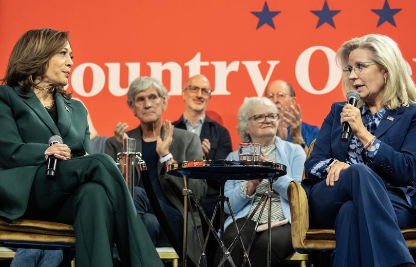 Vice President Kamala Harris and former representative Liz Cheney (R-Wyo.) hold an event in Malvern, Pennsylvania, on Oct. 21. MUST CREDIT: Melina Mara/The Washington Post