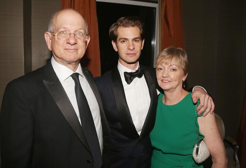 Andrew Garfield with his dad Richard Garfield, left, and mother Lynn Garfield, right, in 2018.