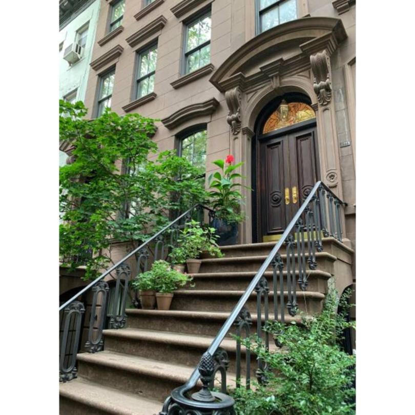 Living alone was idealised in the TV series Sex and the City, where character Carrie Bradshaw had a desirable apartment in a New York brownstone.