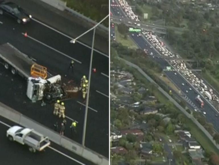 There are long delays on a major Melbourne freeway after a serious truck crash closed all lanes.