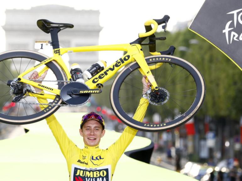 Jonas Vingegaard celebrates on the Champs-Elysees podium after winning the 2023 Tour de France