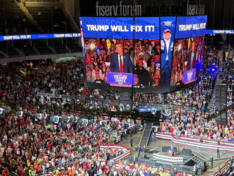 "Trump will fix it" was the message shown as the Republican presidential candidate's microphone first dropped out.