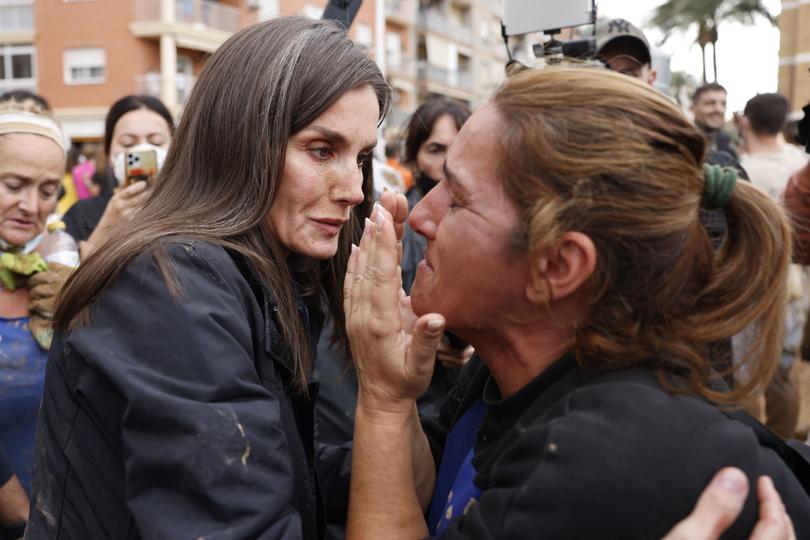 Queen Letizia during the visit to an area affected by the flood. 