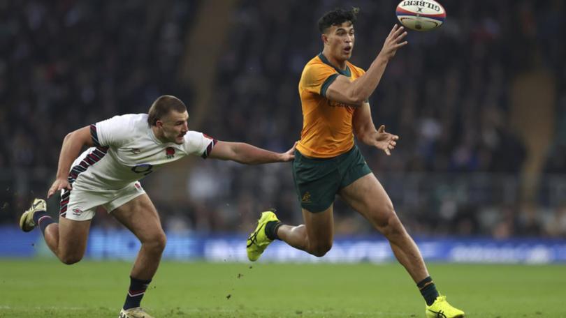 Joseph-Aukuso Suaalii shows his skill with this pop pass to set up a Wallabies try against England.