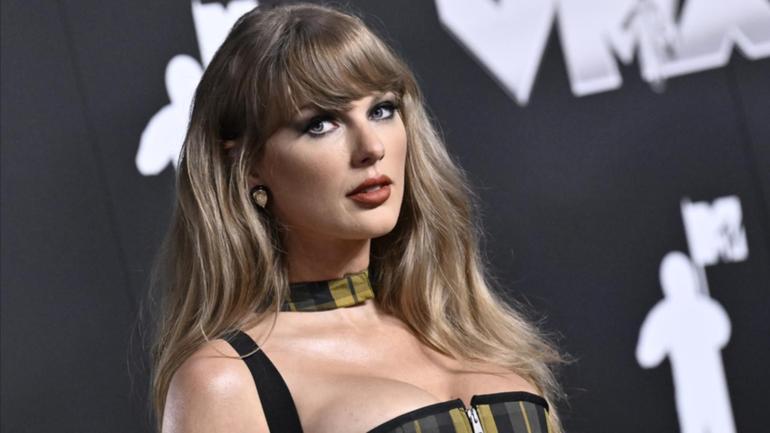 Taylor Swift won four major catgeories at the MTV Europe Music Awards in Manchester.