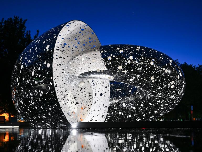 Lindy Lee, Ouroboros, 2021-24 installation view, National Gallery of Australia, Kamberri/Canberra, 2024, commissioned for the National Gallery’s 40th anniversary, 2022, photo by Martin Ollman © Lindy Lee Lindy Lee