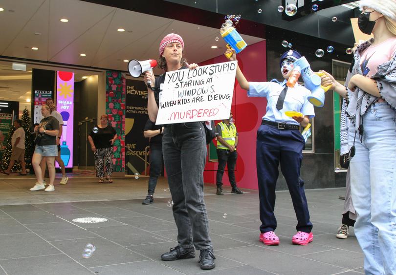 ###MEDIA MODE IN BYLINE PLEASE###
Pro-Palestinian supporters gatecrash the unveiling of the famous Myer Christmas windows at Myer department store in Bourke Street Mall in Melbourne 

17 November 2024
©DV/MEDIA-MODE.COM