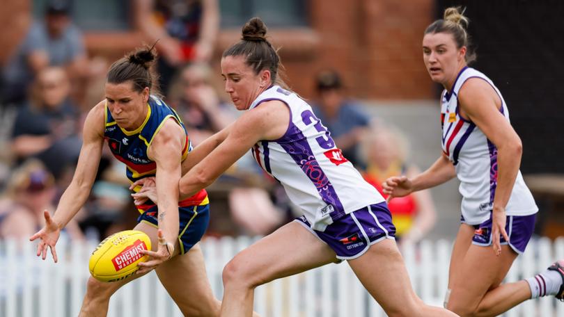 Chelsea Randall and Laura Pugh fight for the footy.