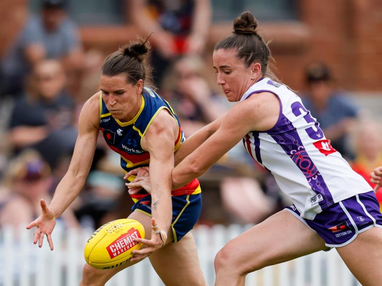 Chelsea Randall and Laura Pugh fight for the footy.