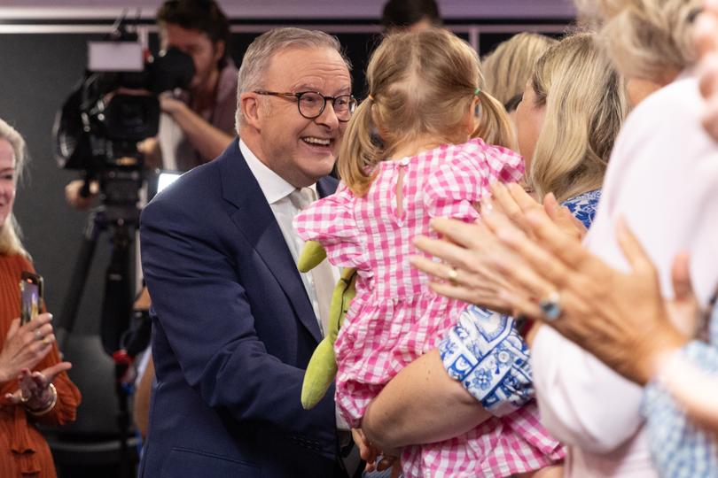 Anthony Albanese greets families in Queensland.