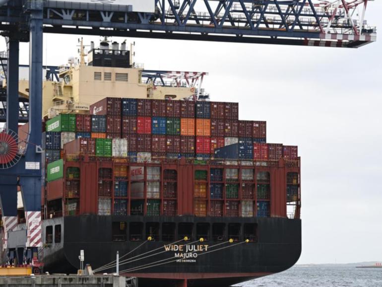 The RBA says US tariffs won't be plain sailing for Australia but the economy could ride it out. (Dean Lewins/AAP PHOTOS)