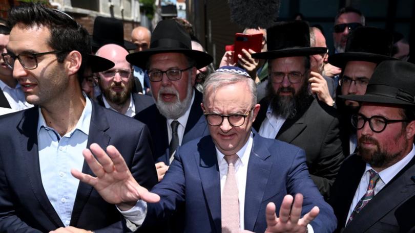 Anthony Albanese was heckled during his visit to the Adass Israel Synagogue. 