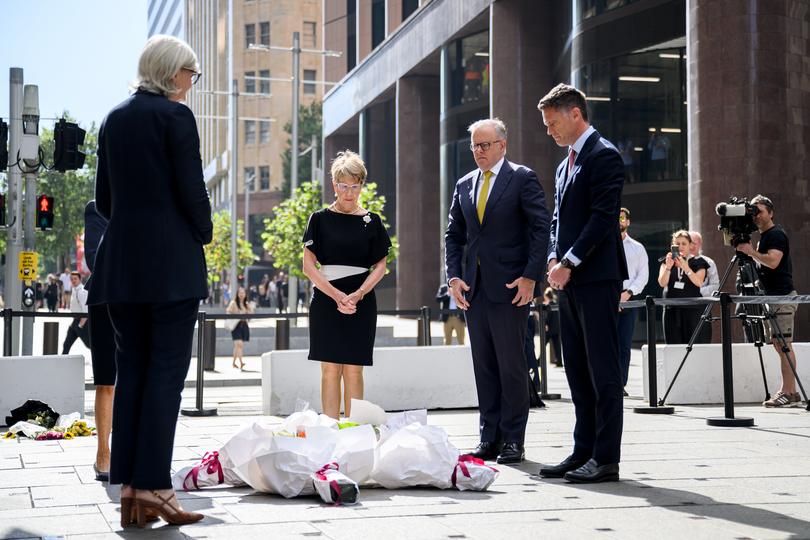 The politicians lay floral tributes for the victims of the Linda Cafe seige.