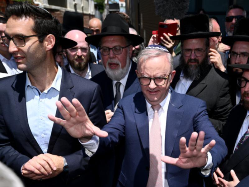 Anthony Albanese was heckled during his visit to the Adass Israel Synagogue.