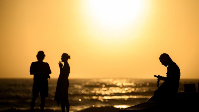 Heatwave conditions have cooled in some parts of Australia but are expected to persist in others. (Bianca De Marchi/AAP PHOTOS)