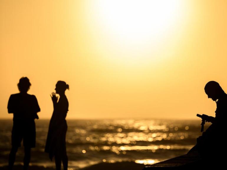 Heatwave conditions have cooled in some parts of Australia but are expected to persist in others. (Bianca De Marchi/AAP PHOTOS)