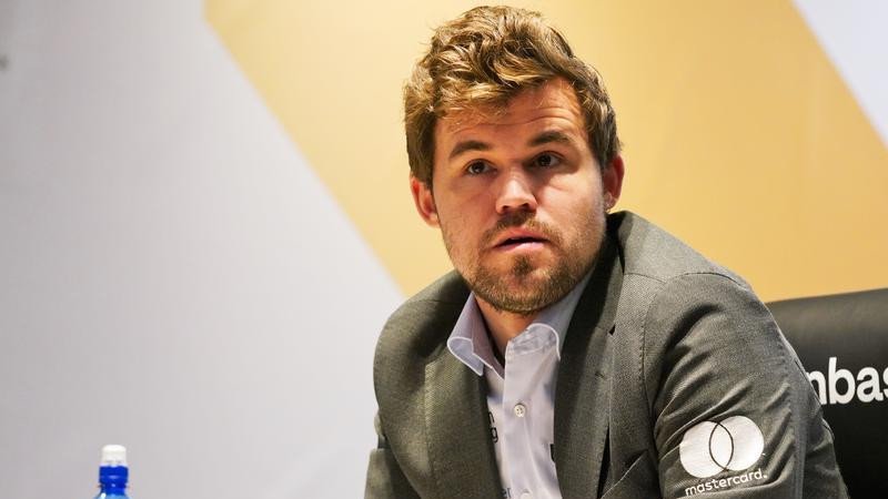 Chess grandmaster Magnus Carlsen quit his latest tournament rather than change his trousers.