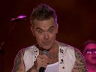 Robbie Williams was caught ‘blasting’ a fan on stage for simple act during New Year’s Eve celebrations. 