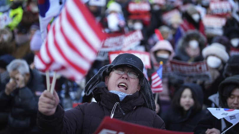 Hundreds of supporters of President Yoon Suk-yeol gathered near his compound to protest his arrest. (AP PHOTO)