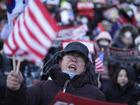 Hundreds of supporters of President Yoon Suk-yeol gathered near his compound to protest his arrest. (AP PHOTO)