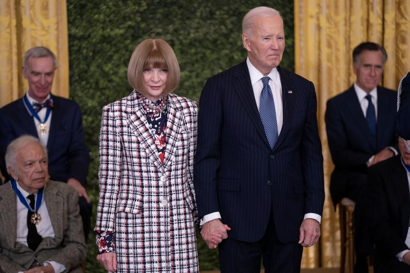 President Joe Biden (R) presents Vogue Editor in Chief Anna Wintour with the Presidential Medal of Freedom.