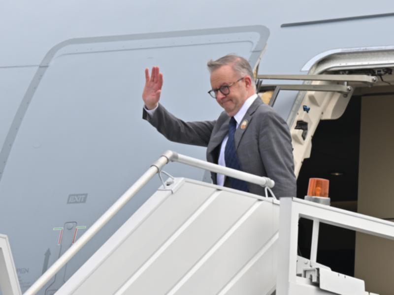 Prime Minister Anthony Albanese plans a whirlwind visit to key electorates as polling day looms.  (Mick Tsikas/AAP PHOTOS)