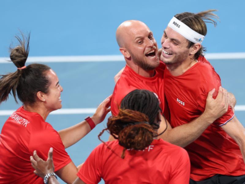 USA have won the United Cup final over Poland after Taylor Fritz (R) beat Hubert Hurkacz. 