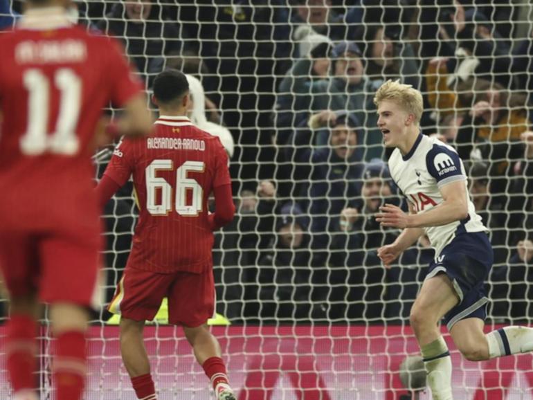 Tottenham's Lucas Bergvall (r) has scored the winner for Spurs against Liverpool in the League Cup. (AP PHOTO)