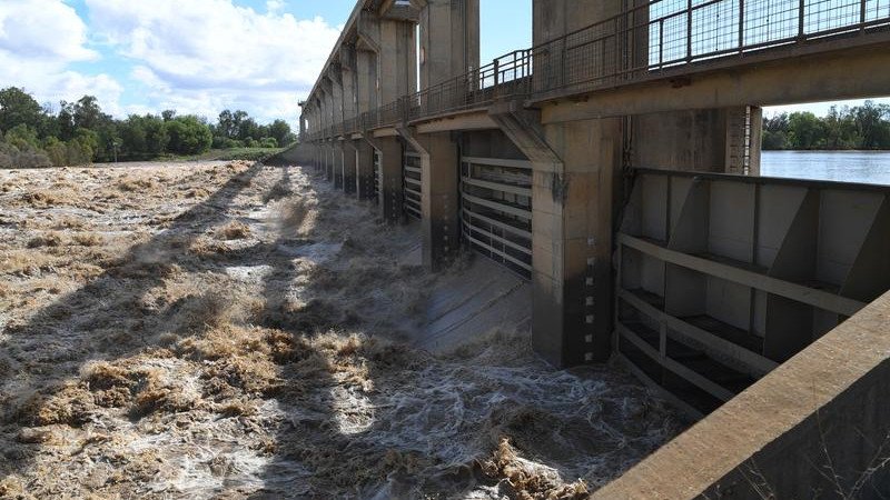 Authorities believe a man jumped from Beardmore Dam wall and was pulled into a strong current.