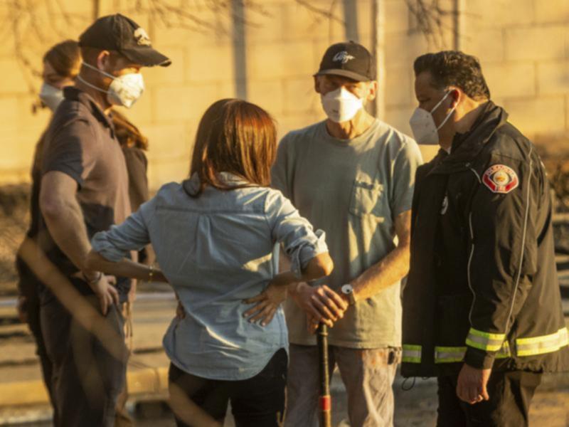 Prince Harry (left) and Meghan Markle have joined volunteers helping California wildfire victims. (AP PHOTO)