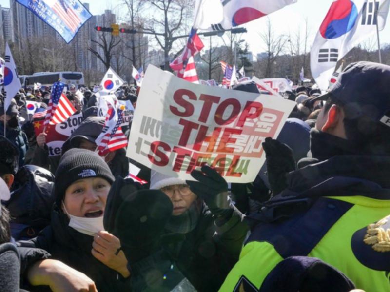 Throngs of protesters gathered in support of President Yoon Suk-yeol as he was detained. 