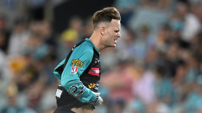 Pained Matthew Kuhnemann leaves the field with his injured thumb (Darren England/AAP PHOTOS)