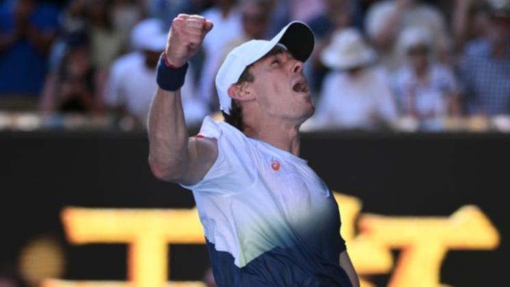 Alex de Minaur celebrates match point in his Open third-round win over Francisco Cerundolo. (Joel Carrett/AAP PHOTOS)