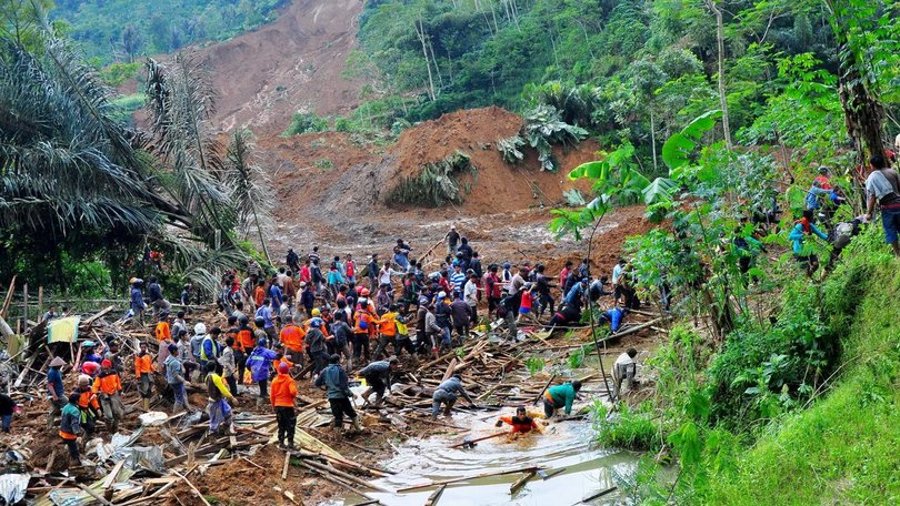 Rescuers search for victims after a landslide hit Indonesia's Central Java (file photo). (EPA PHOTO)