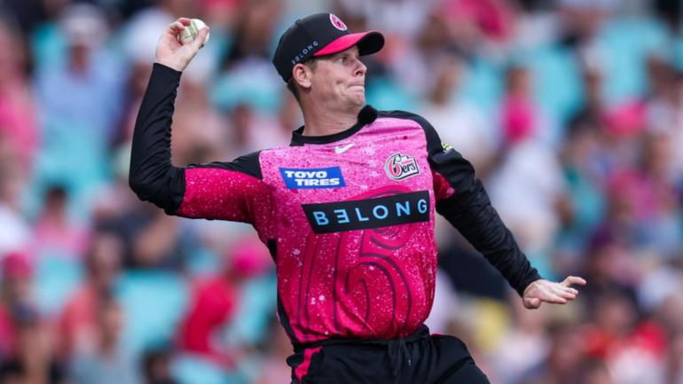 Steve Smith suffered his elbow injury throwing in from the boundary while playing for the Strikers. (Mark Evans/AAP PHOTOS)