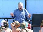 Laurie Lawrence continues water safety advocacy with young swimmers at his Gold Coast swim school. (Dave Hunt/AAP PHOTOS)